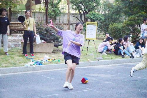 大学生跳舞吃瓜视频,大学生校园舞蹈视频走红网络